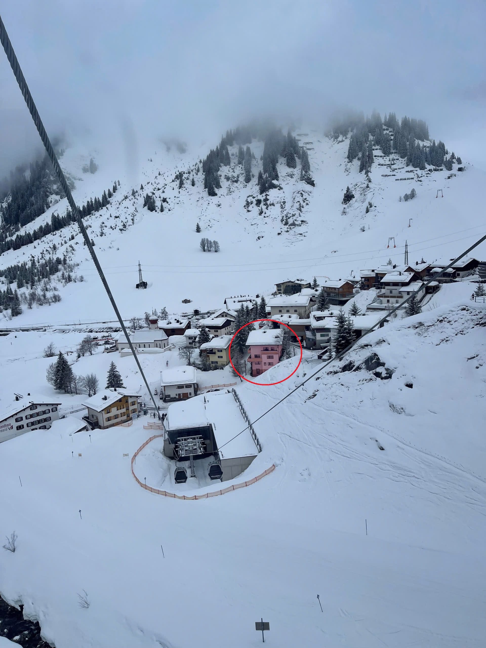 Das Arlberg Motel vom Skilift oberhalb von Stuben aus gesehen