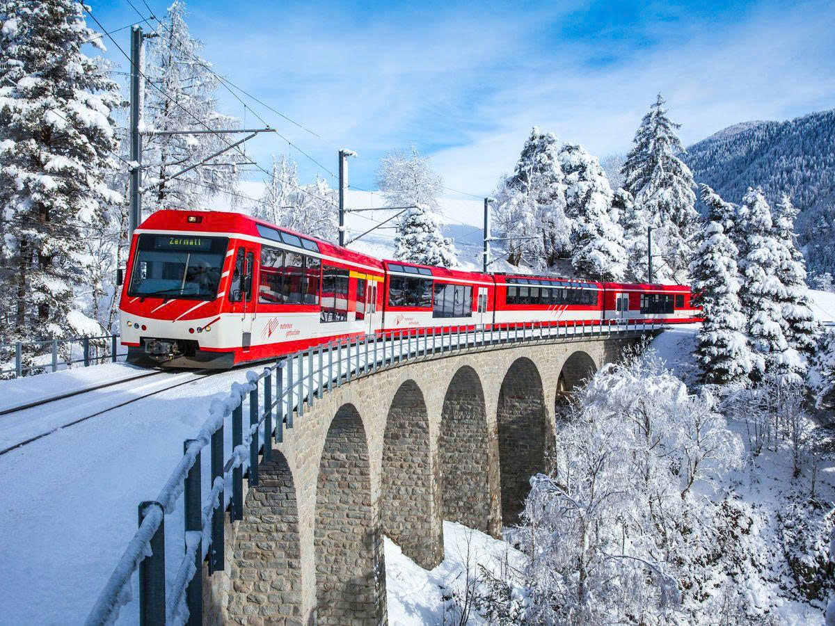 Zug durch das Arlbergtal nach Langen am Arlberg